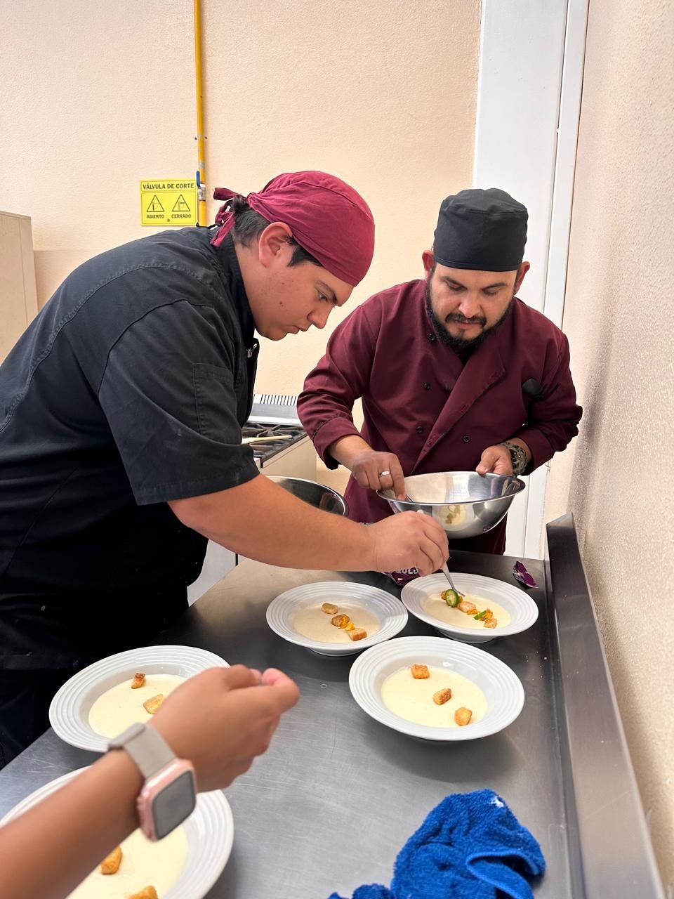 Cocineros de Barush emplatando durante un servicio