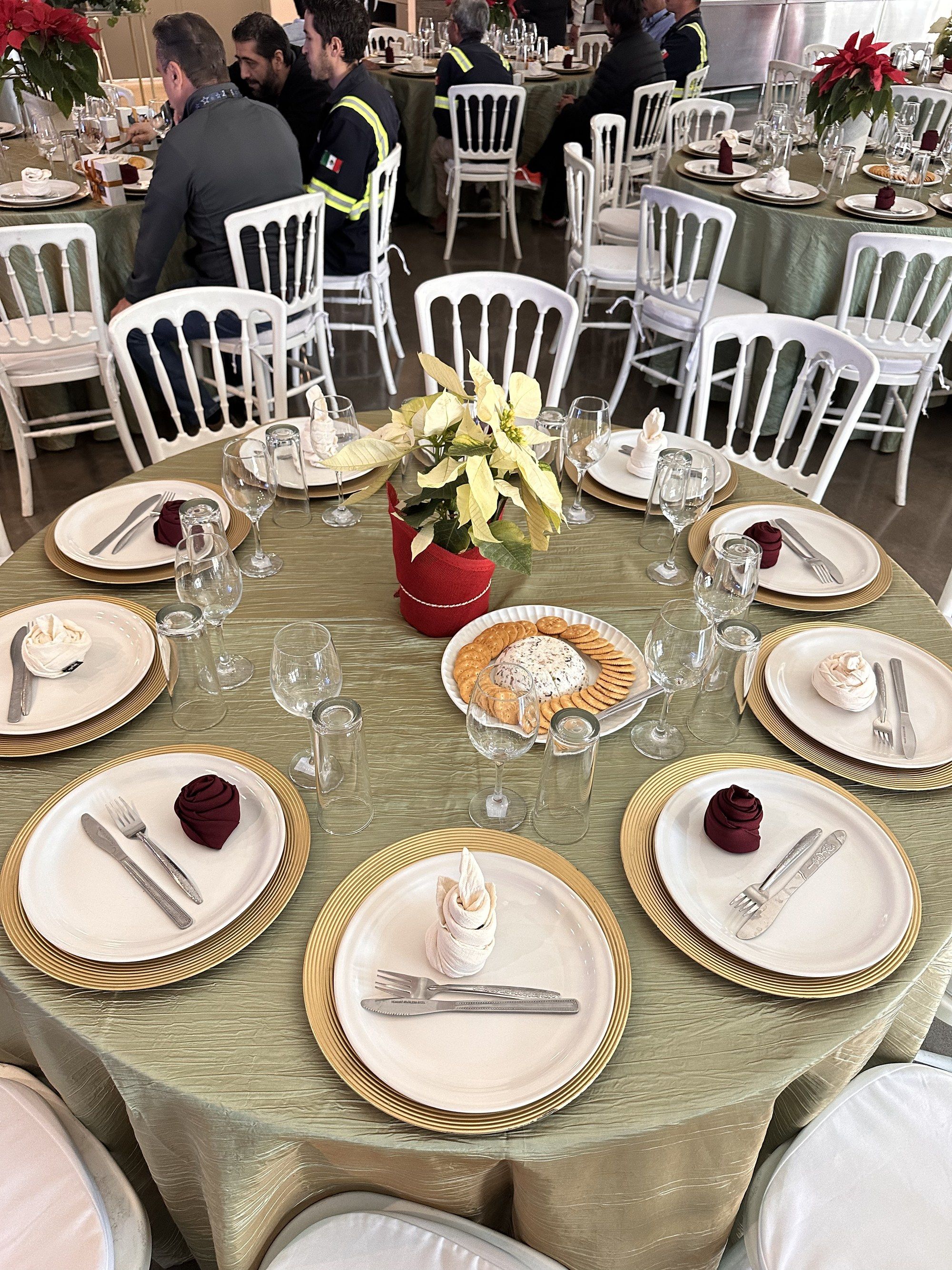 Mesa de banquete montada con vajilla y centro de mesa