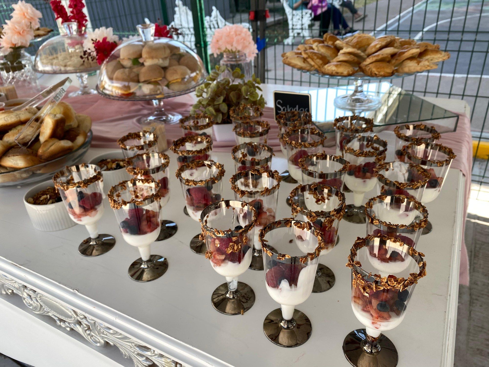 Estación de coffee break con café, panadería y postres individuales