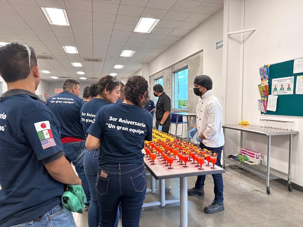 Personal del grupo sirviendo durante un evento empresarial