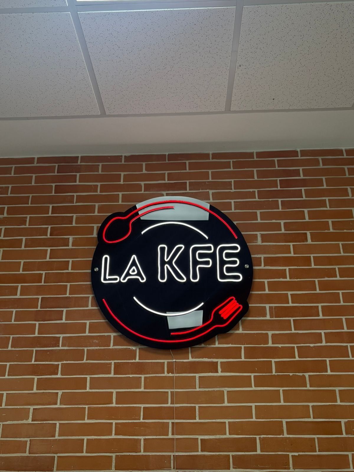 Cafetería escolar operada por La KFE (1 de 3)
