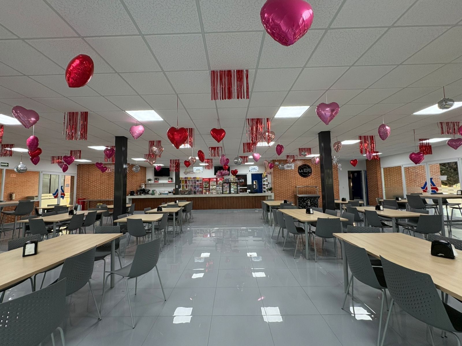 Cafetería escolar operada por La KFE (3 de 3)