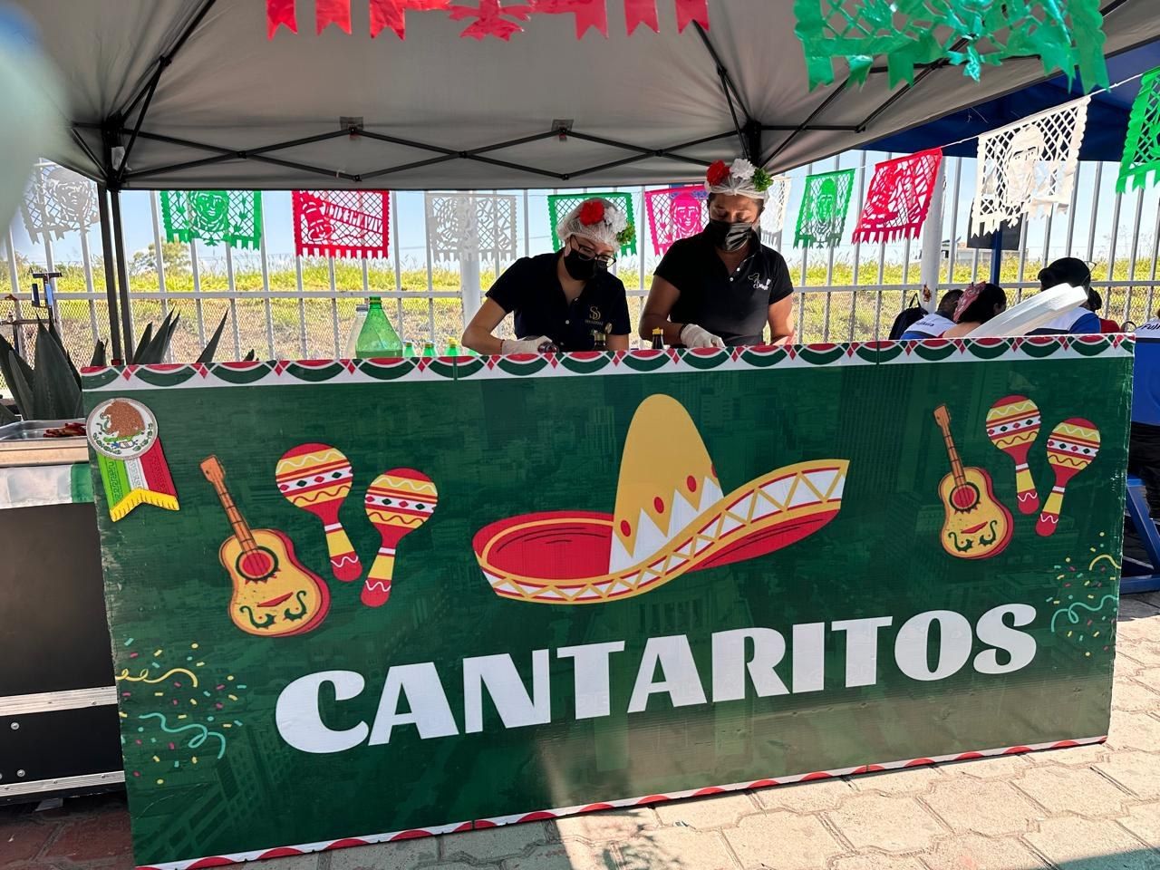 Montaje de evento con luz de color y estructura de carpa