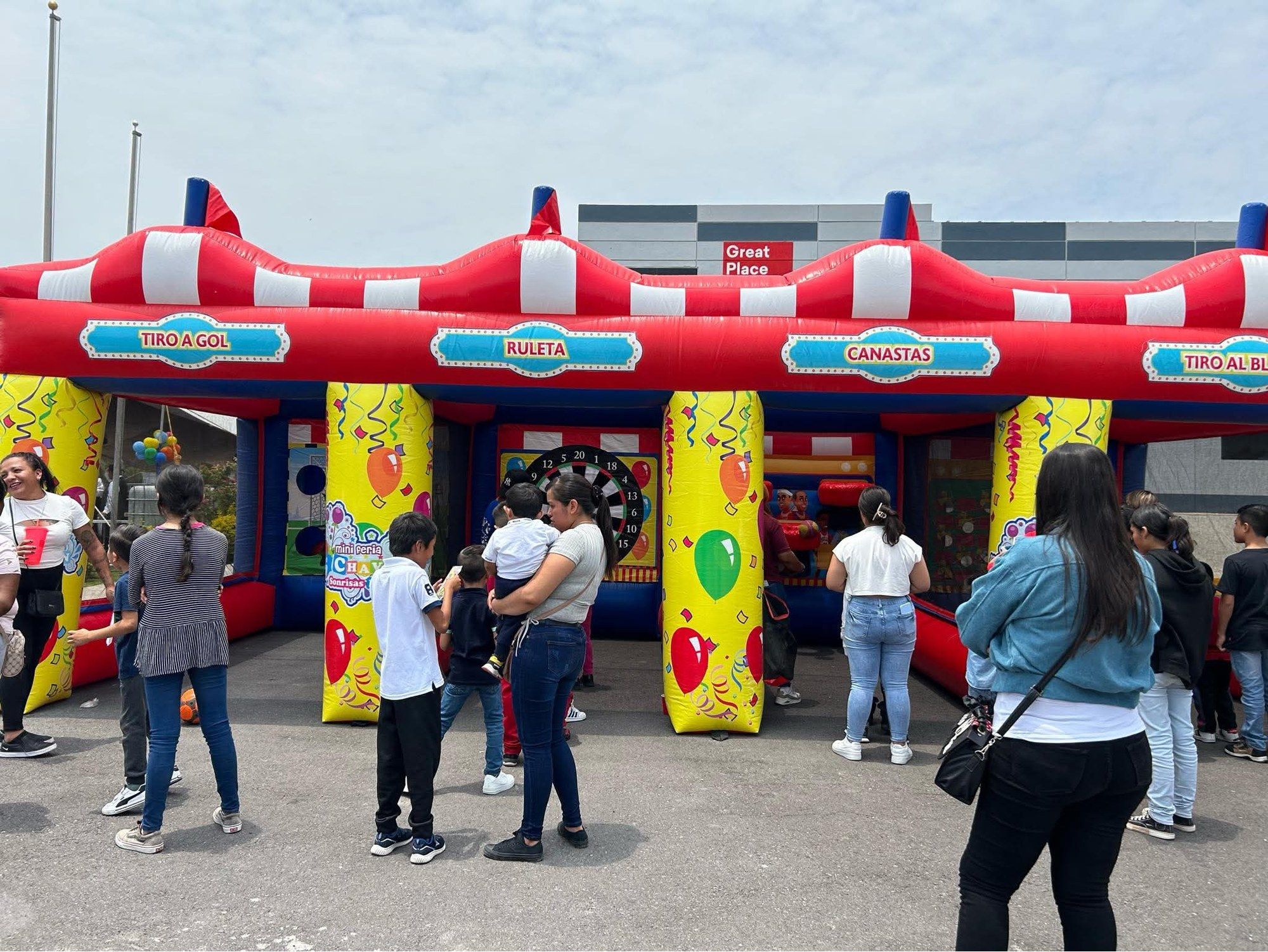Juegos inflables montados para un evento familiar de empresa