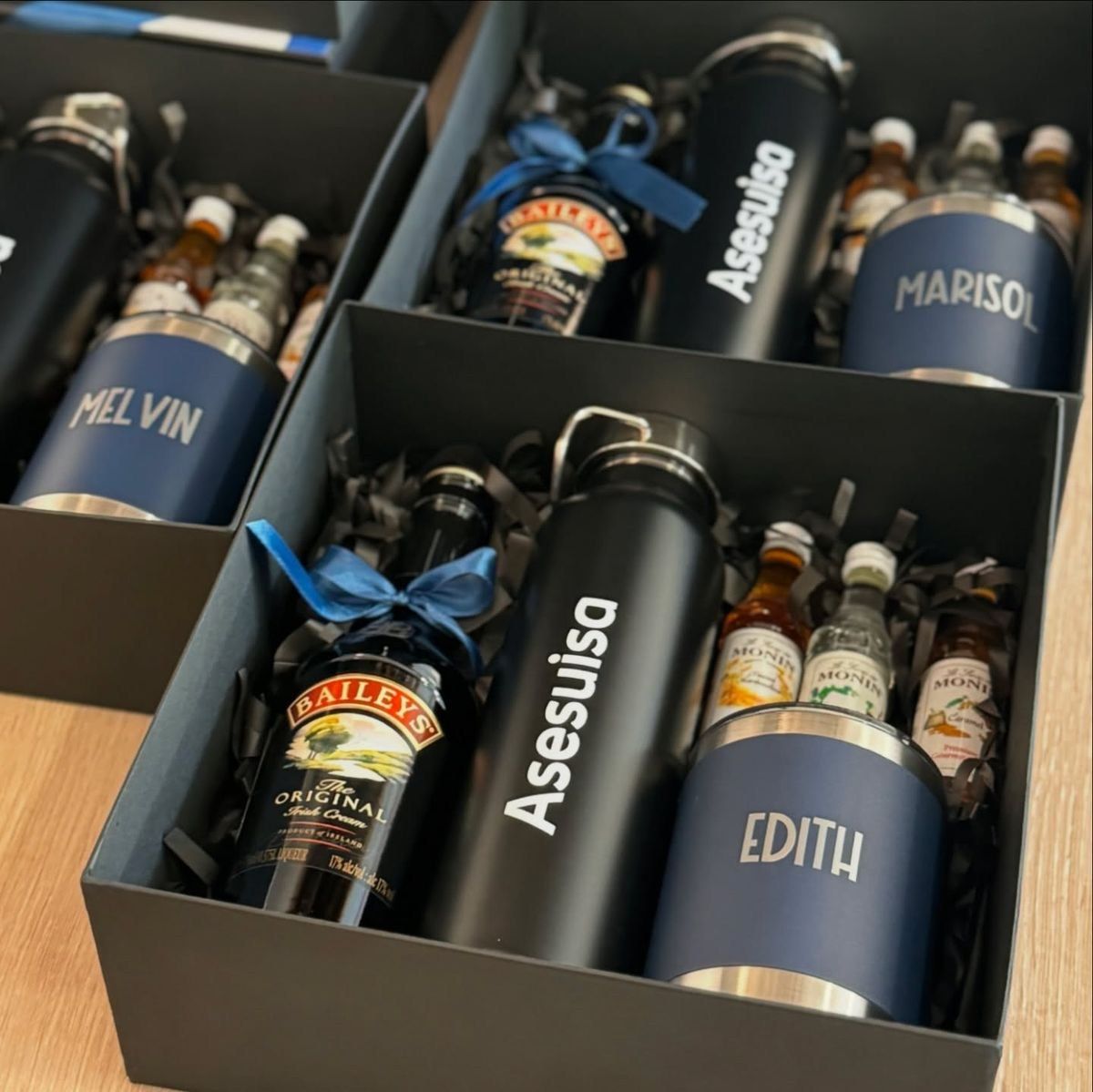 Kits de bienvenida con termos personalizados por nombre